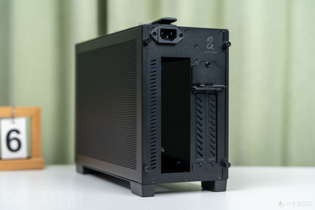 桌面上的便携小方块：闪鳞S300 AIR黑色ITX机箱评测