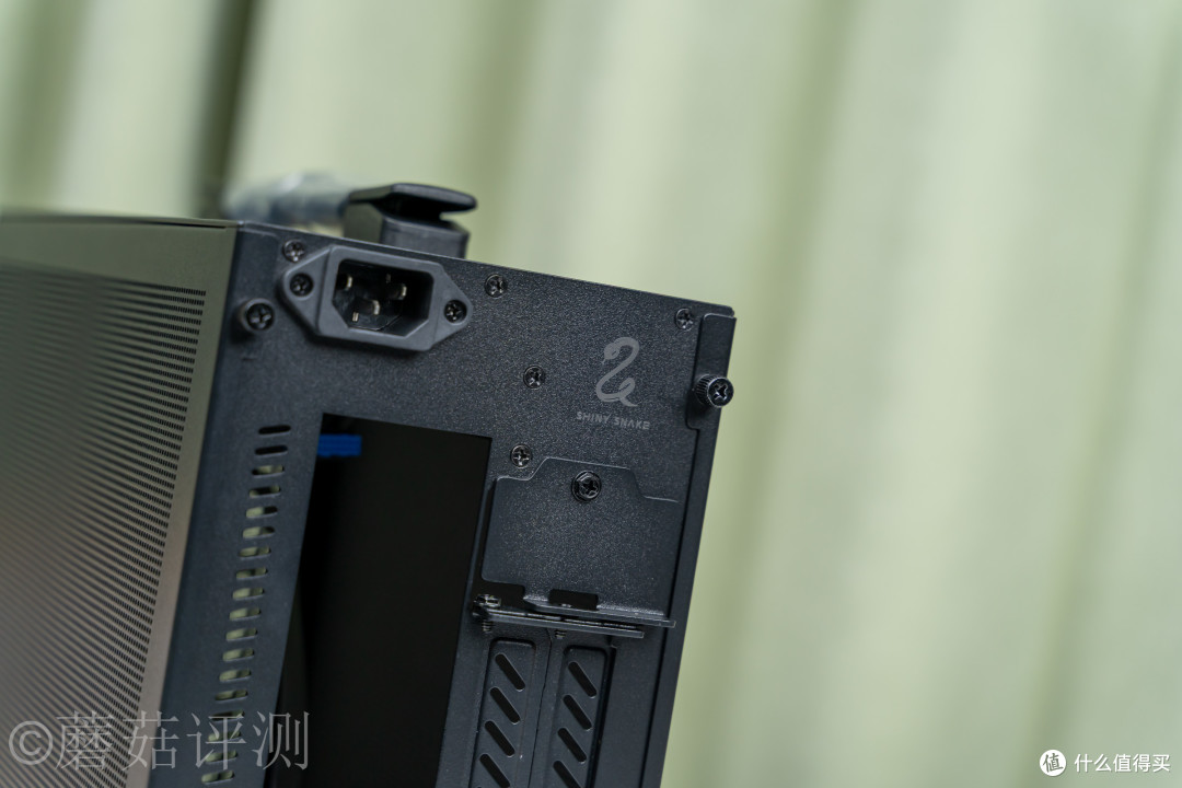 桌面上的便携小方块：闪鳞S300 AIR黑色ITX机箱评测