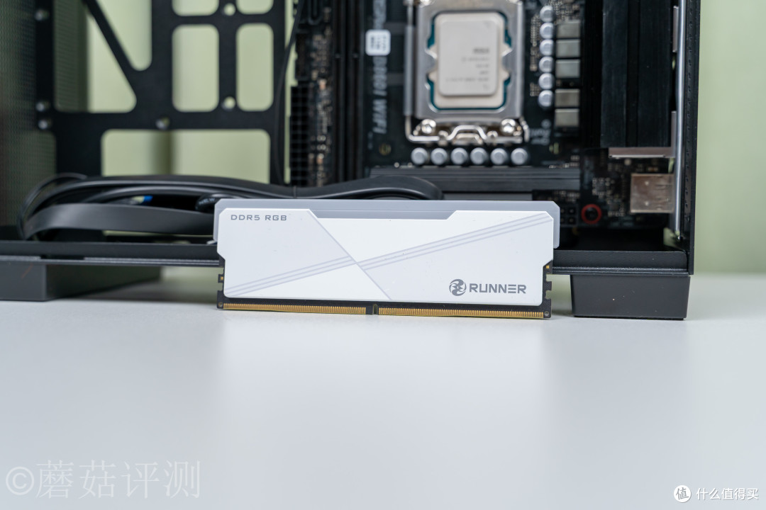 桌面上的便携小方块：闪鳞S300 AIR黑色ITX机箱评测
