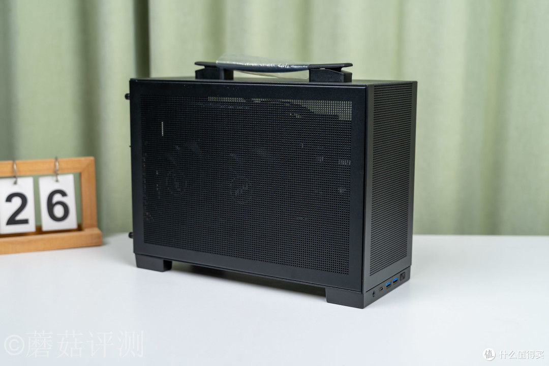 桌面上的便携小方块：闪鳞S300 AIR黑色ITX机箱评测