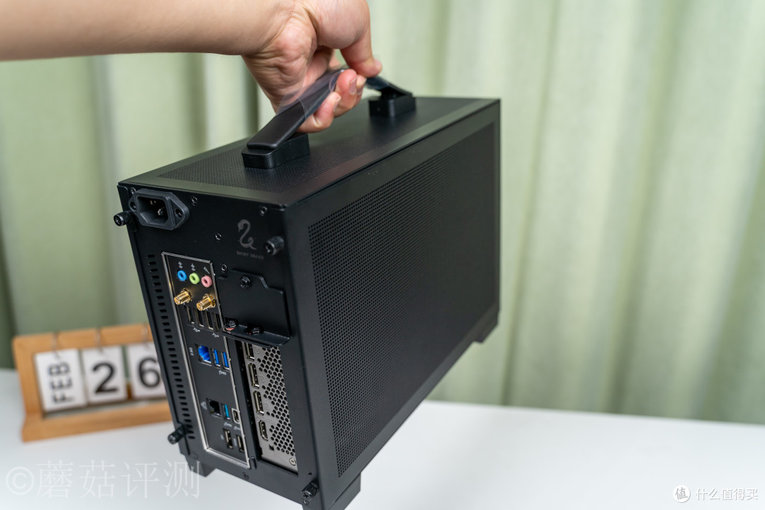 桌面上的便携小方块：闪鳞S300 AIR黑色ITX机箱评测