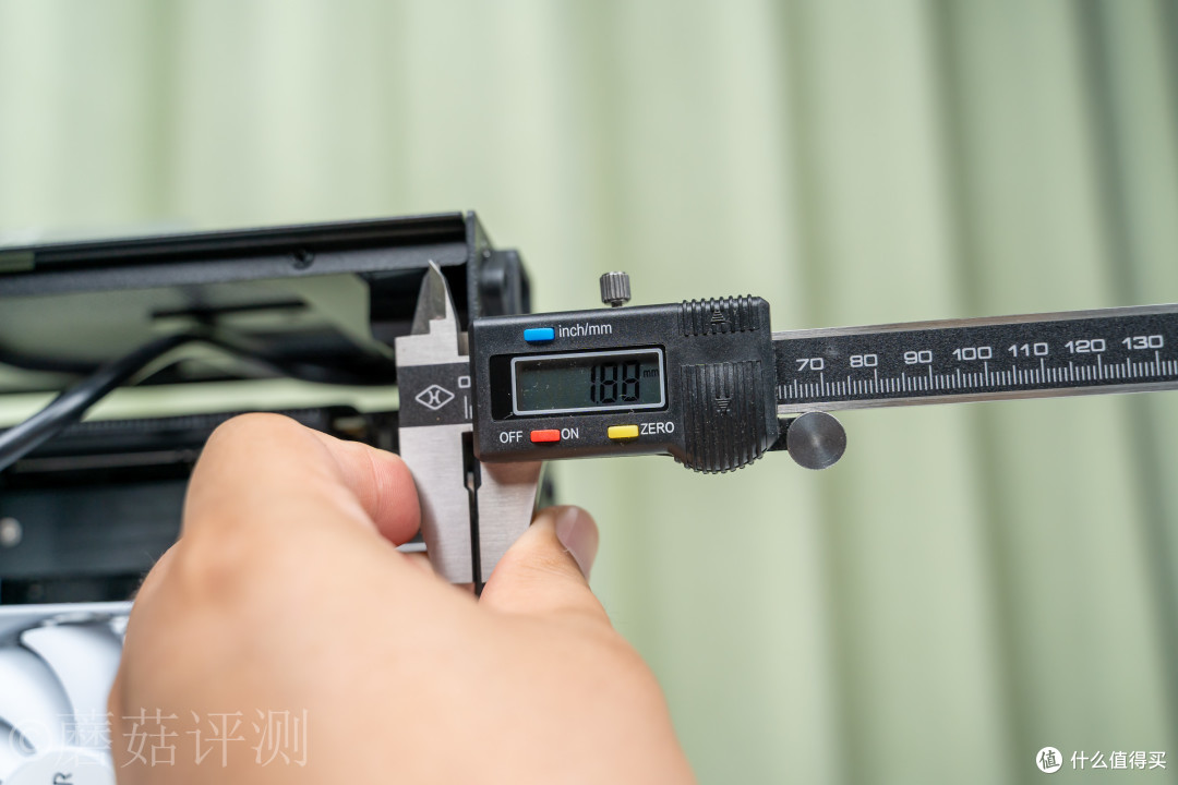 桌面上的便携小方块：闪鳞S300 AIR黑色ITX机箱评测