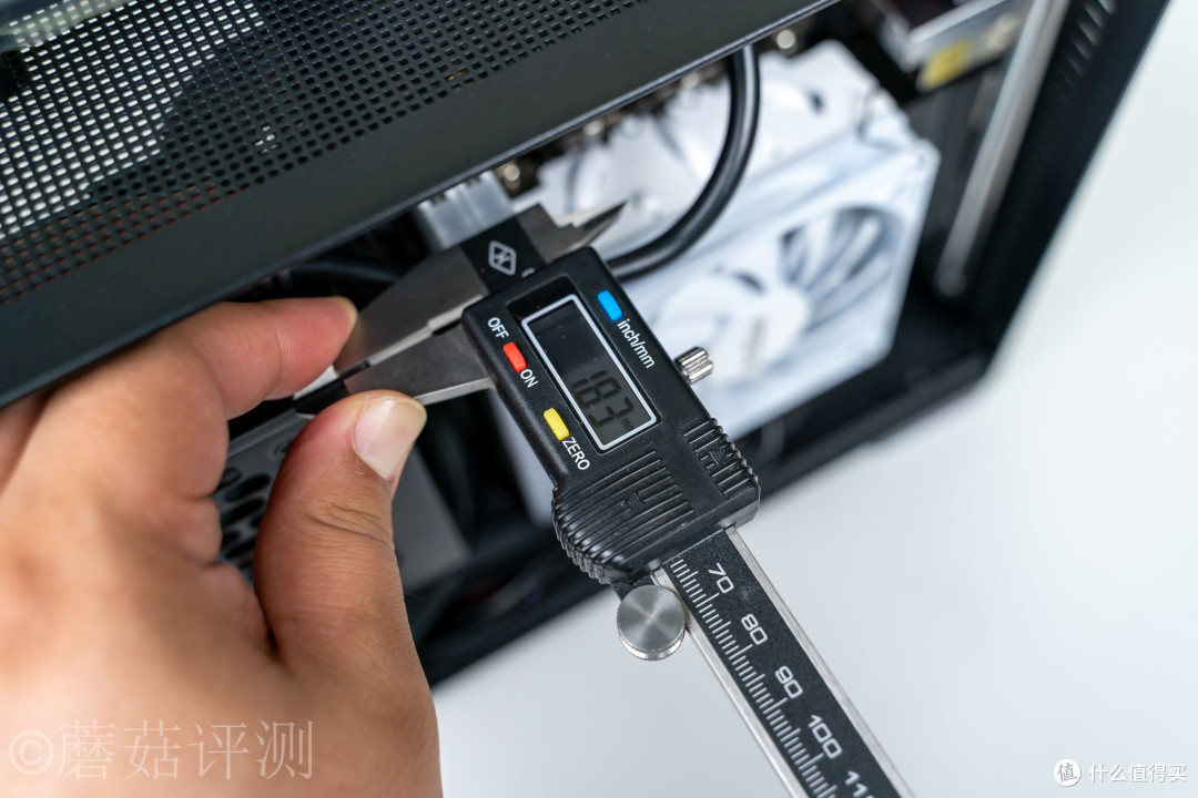 桌面上的便携小方块：闪鳞S300 AIR黑色ITX机箱评测