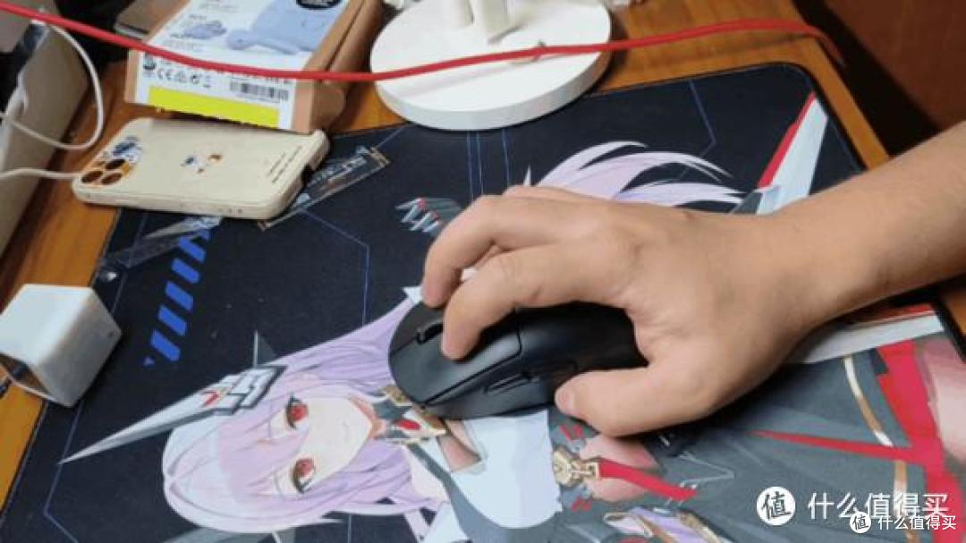抓握：掌根贴住尾部，手指第二关节拱起成爪状