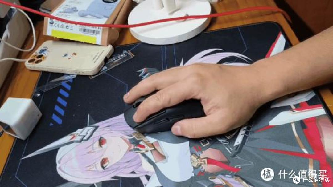 趴握：整个手掌平铺，掌心完全贴住鼠背