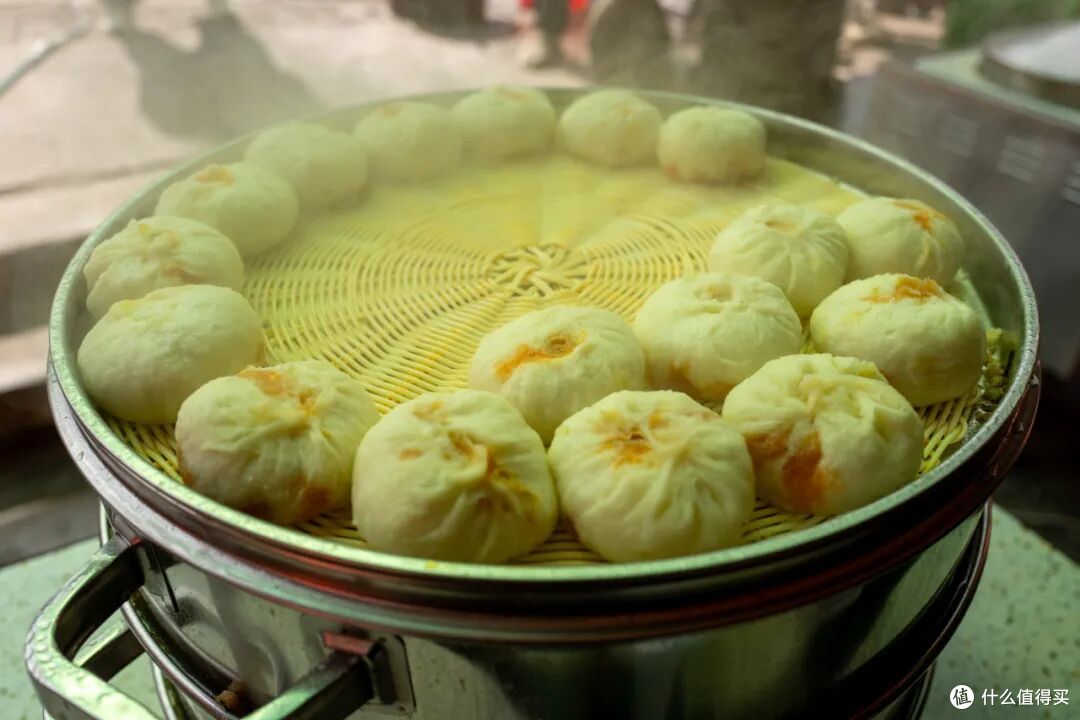 又挖到一个饭饭封神的小城!美食密度高烤鱼更是放眼全国难有敌手
