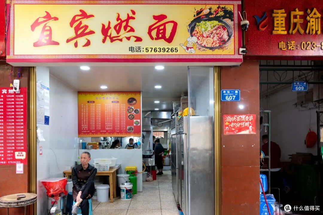 又挖到一个饭饭封神的小城!美食密度高烤鱼更是放眼全国难有敌手
