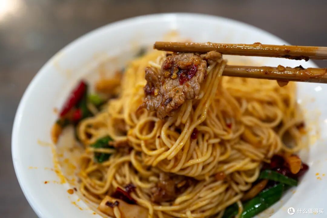 又挖到一个饭饭封神的小城!美食密度高烤鱼更是放眼全国难有敌手