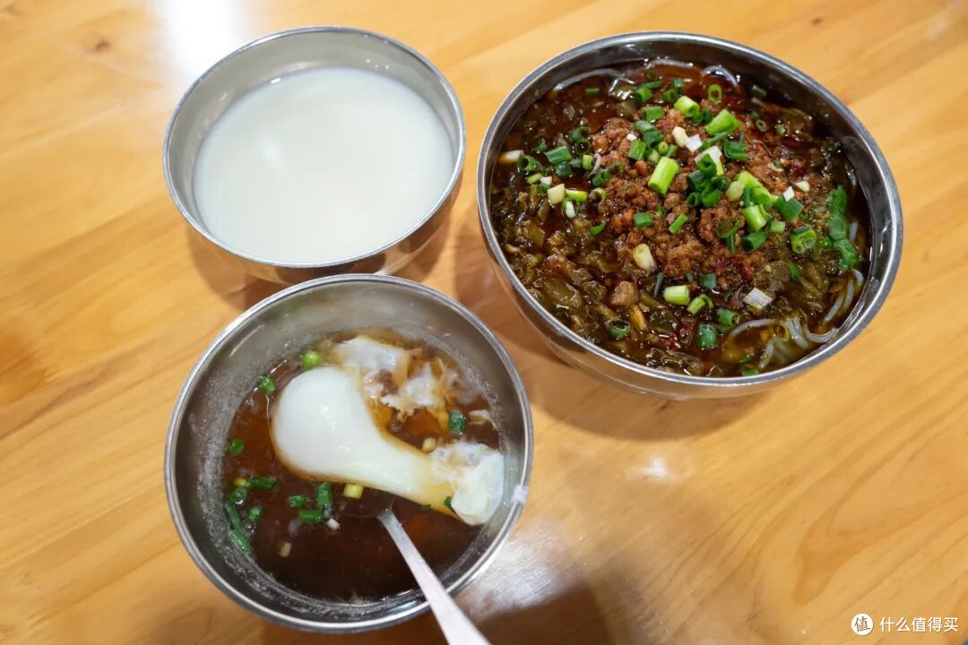 又挖到一个饭饭封神的小城!美食密度高烤鱼更是放眼全国难有敌手