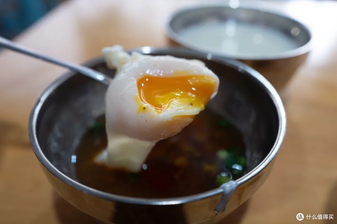 又挖到一个饭饭封神的小城!美食密度高烤鱼更是放眼全国难有敌手