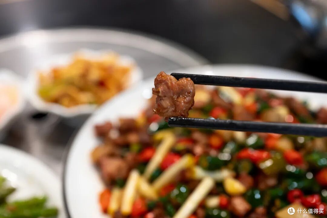 又挖到一个饭饭封神的小城!美食密度高烤鱼更是放眼全国难有敌手