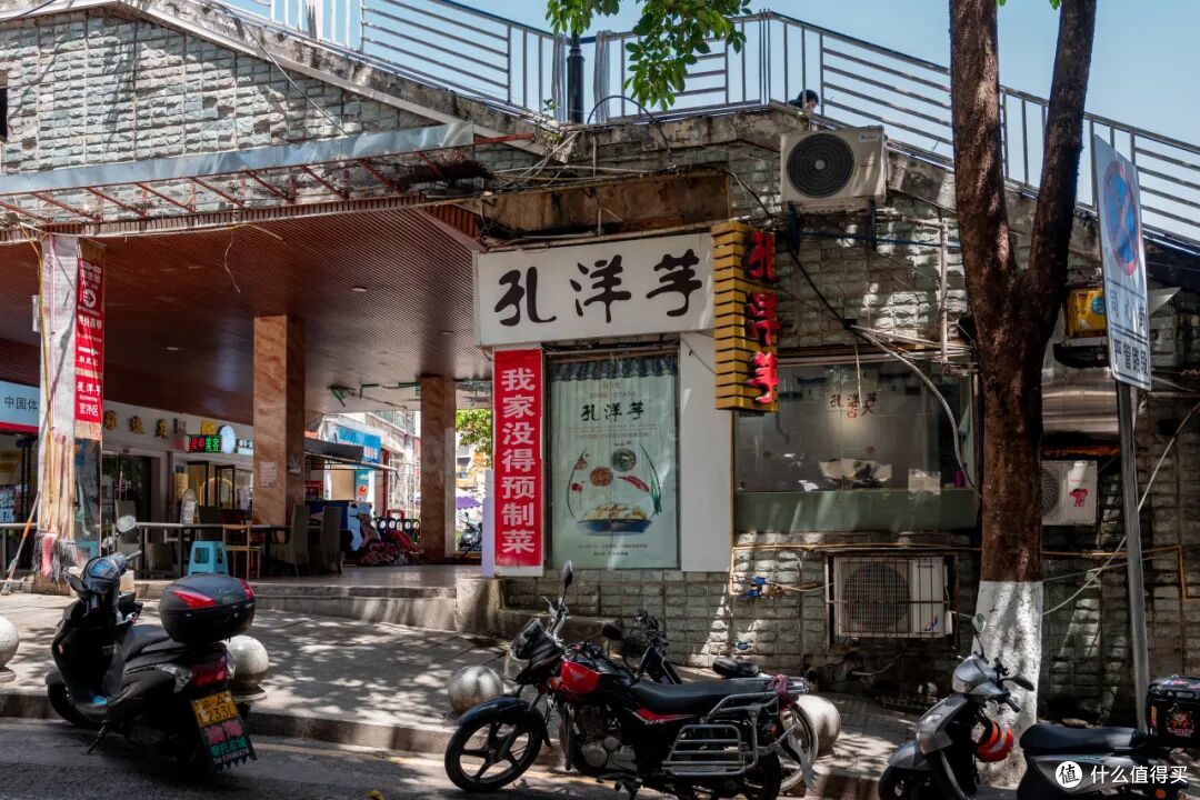 又挖到一个饭饭封神的小城!美食密度高烤鱼更是放眼全国难有敌手