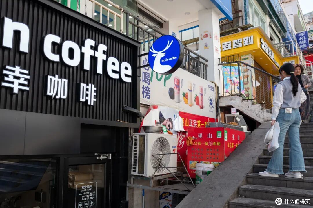 又挖到一个饭饭封神的小城!美食密度高烤鱼更是放眼全国难有敌手