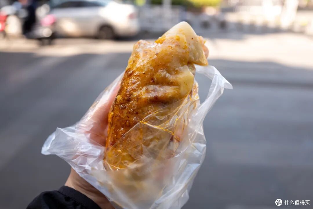 又挖到一个饭饭封神的小城!美食密度高烤鱼更是放眼全国难有敌手