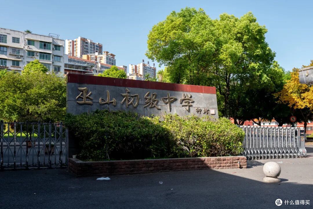 又挖到一个饭饭封神的小城!美食密度高烤鱼更是放眼全国难有敌手