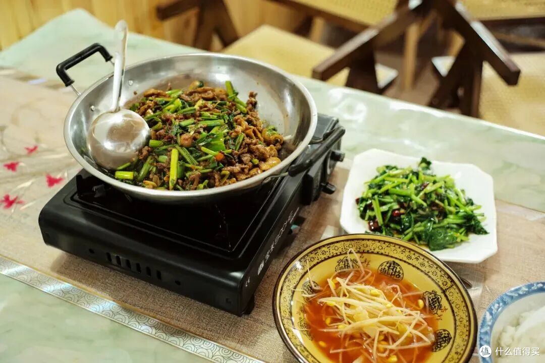 有句话天资比努力更重要,说的就是「老天爷追着喂饭吃」的这座城