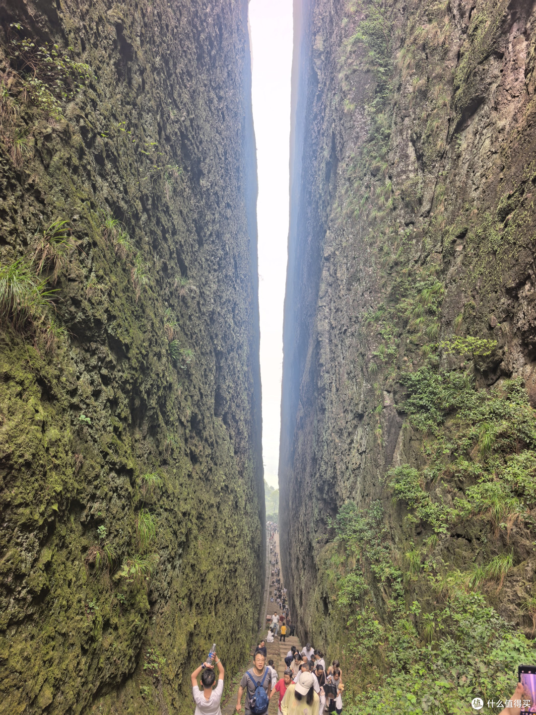江郎山一线天，位于亚峰与灵峰之间。 两侧岩壁近乎垂直，中间形成一条狭窄峡谷。这里长约 298 米、高约 312 米，最窄处只有约 3.5 米。抬头看，天空只剩一道细缝，视觉压迫感很强。