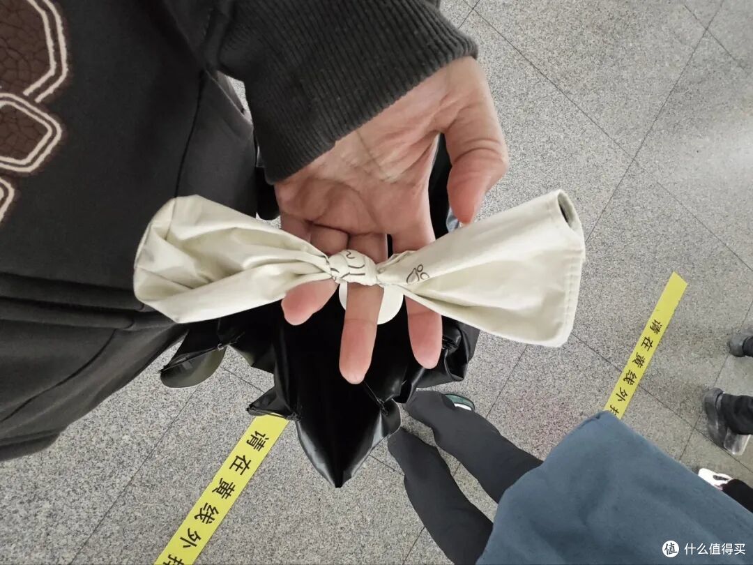 被雨伞袋的“邪修用法”惊到了?网友:除了不装伞,啥都能装
