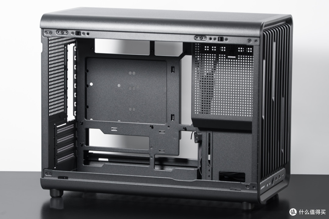 精致M-ATX钢炮—乔思伯D33_七彩虹B850M Ultra_影驰RTX5070Ti HOF