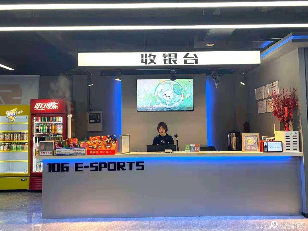 门口那张桌子、那台计费电脑，是每间网吧的