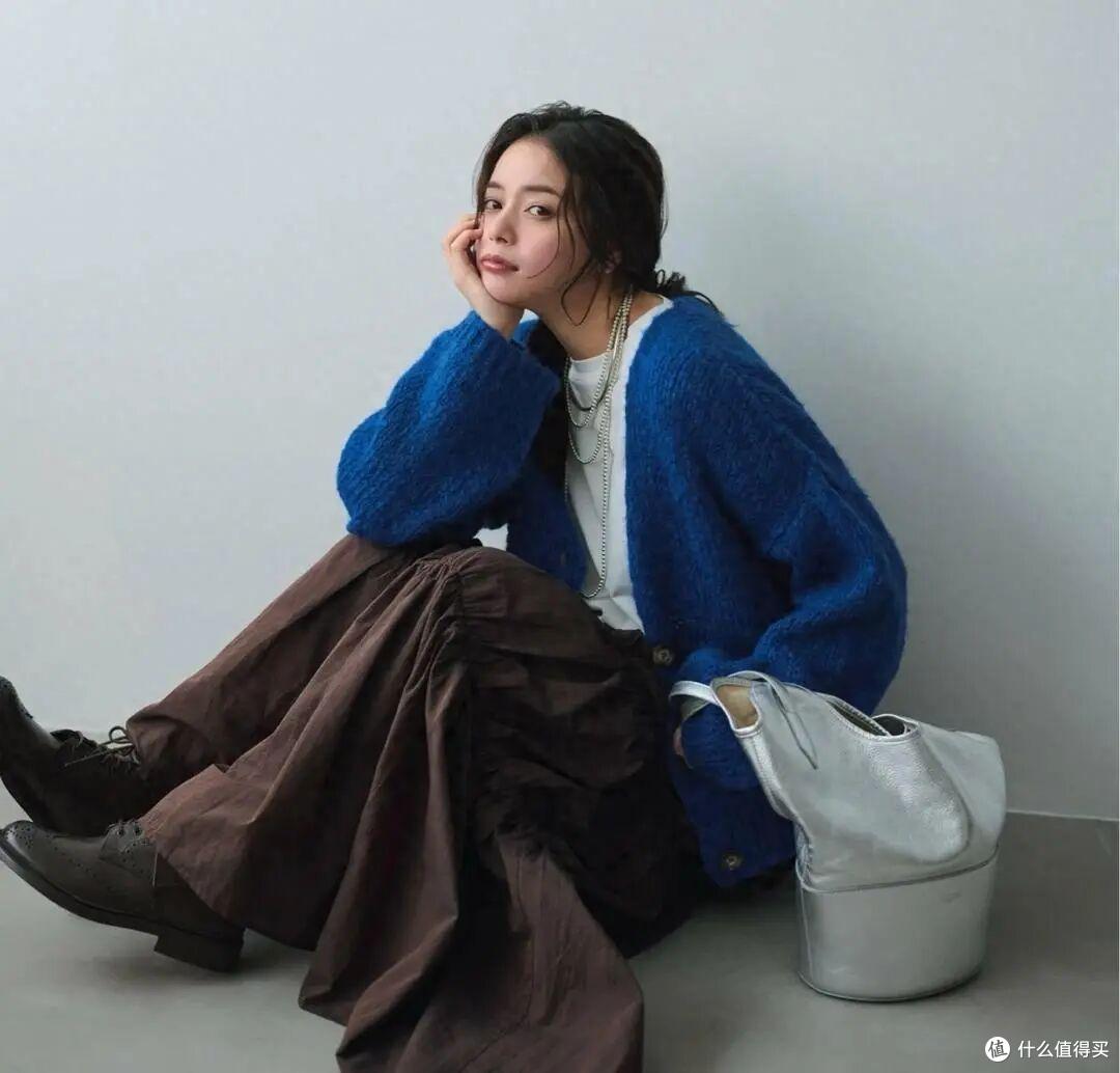 没想到今年奶奶衫又火了!搭配裤子、裙子都好看,太适合50+了