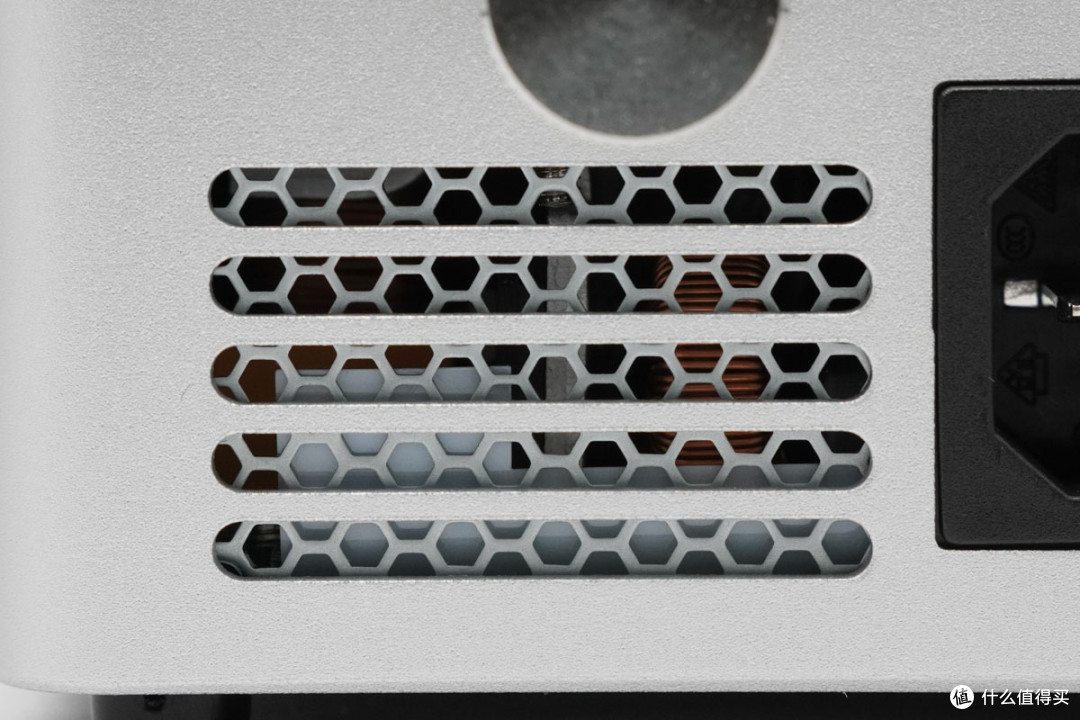 支持PCIe4.0*4带宽，天钡AG01显卡扩展坞拆解