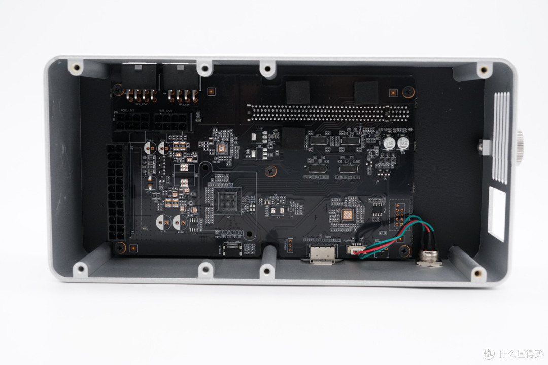 支持PCIe4.0*4带宽，天钡AG01显卡扩展坞拆解