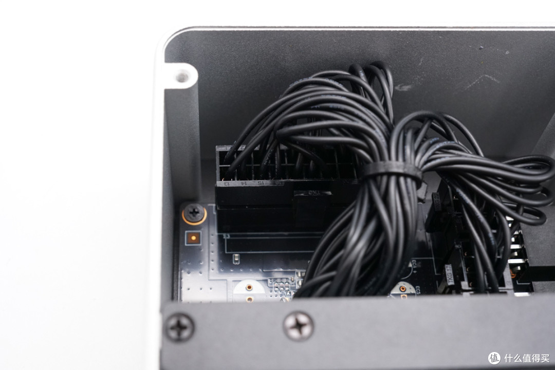 支持PCIe4.0*4带宽，天钡AG01显卡扩展坞拆解