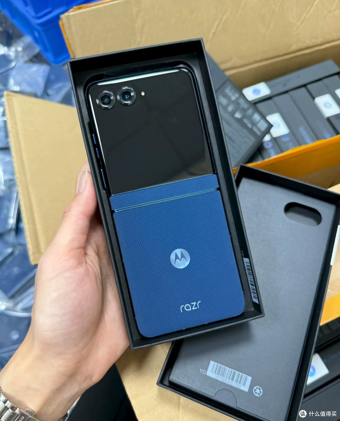 1600元Razr 50折叠屏：芯片那栏和资料对不上