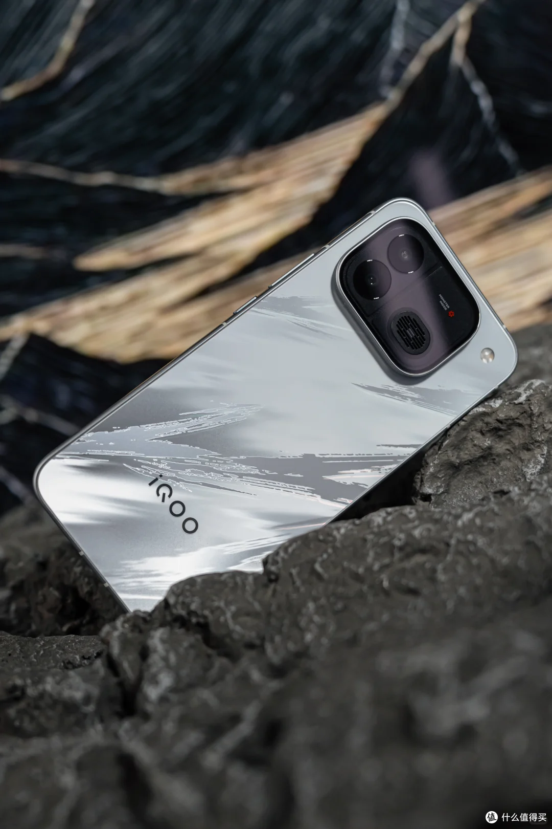第五代骁龙8至尊版+电竞芯片Q3！iQOO Neo12定档：游戏党赢麻了