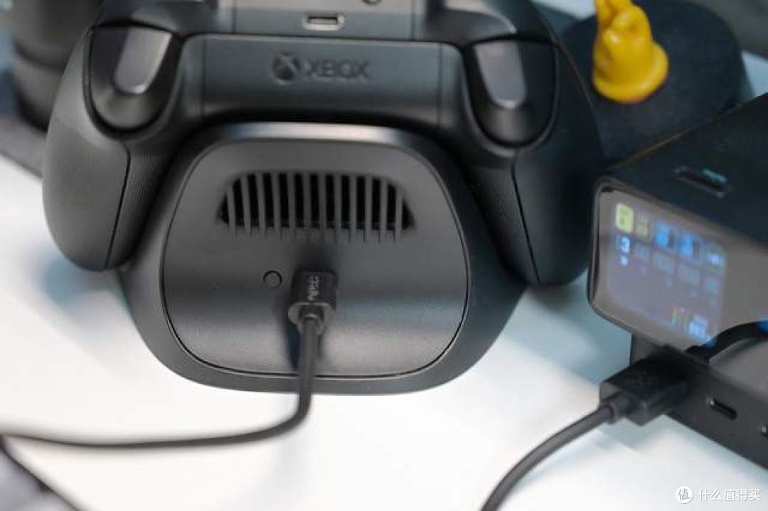 告别频繁换电池 八位堂凝焰XBOX充电底座 战争机器联名款实测