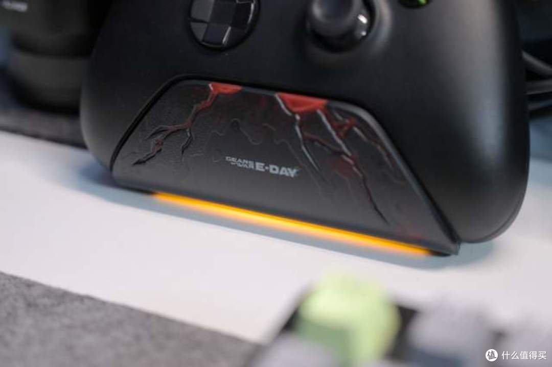 告别频繁换电池 八位堂凝焰XBOX充电底座 战争机器联名款实测