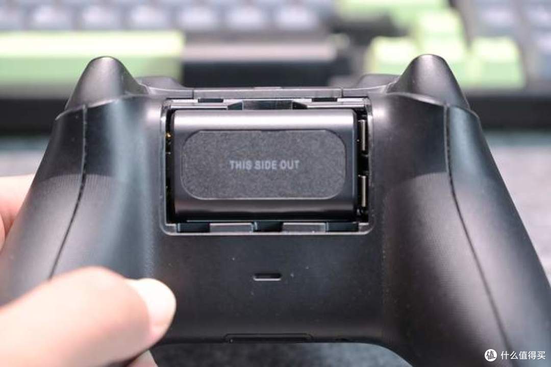 告别频繁换电池 八位堂凝焰XBOX充电底座 战争机器联名款实测