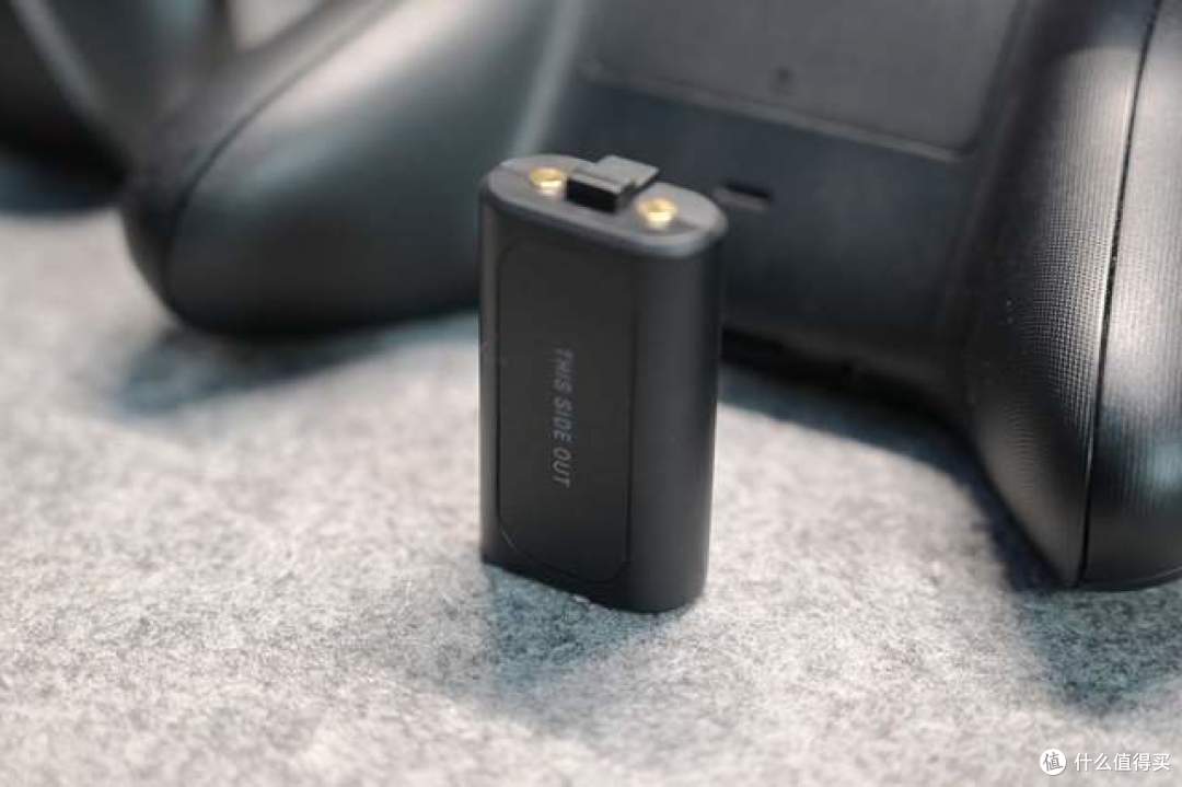 告别频繁换电池 八位堂凝焰XBOX充电底座 战争机器联名款实测