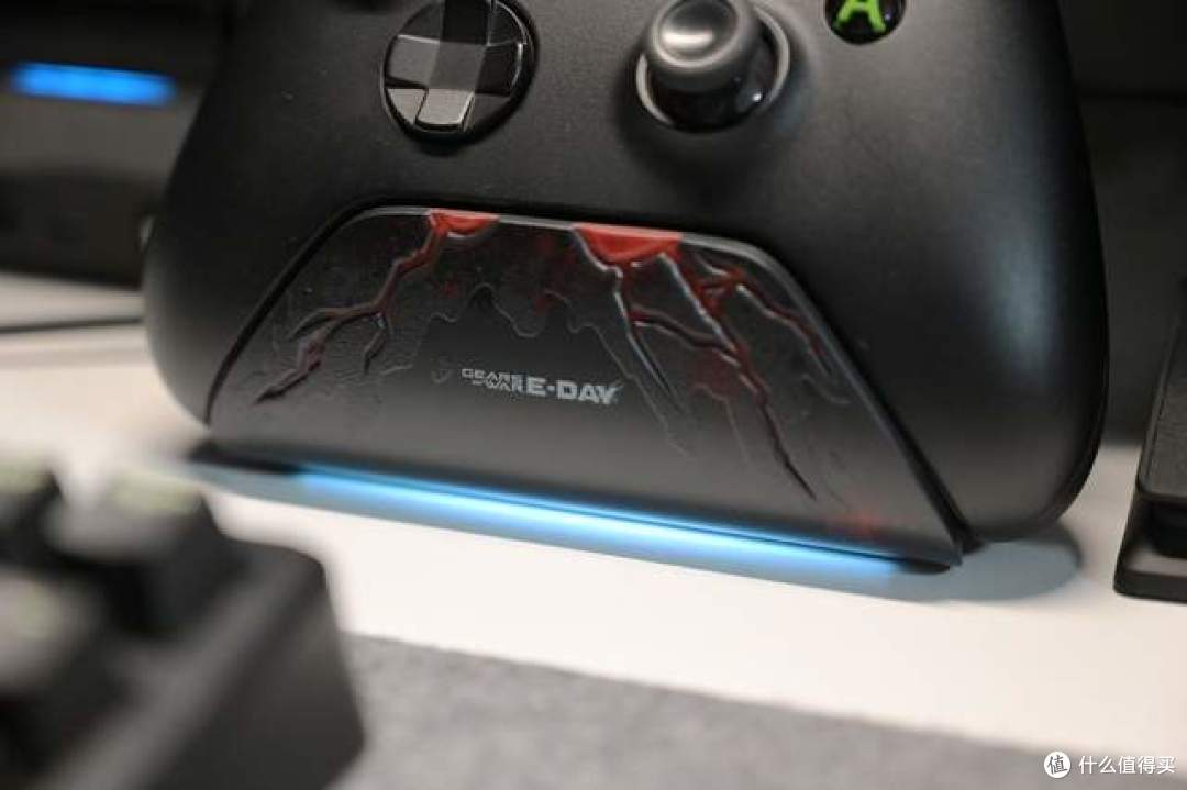 告别频繁换电池 八位堂凝焰XBOX充电底座 战争机器联名款实测