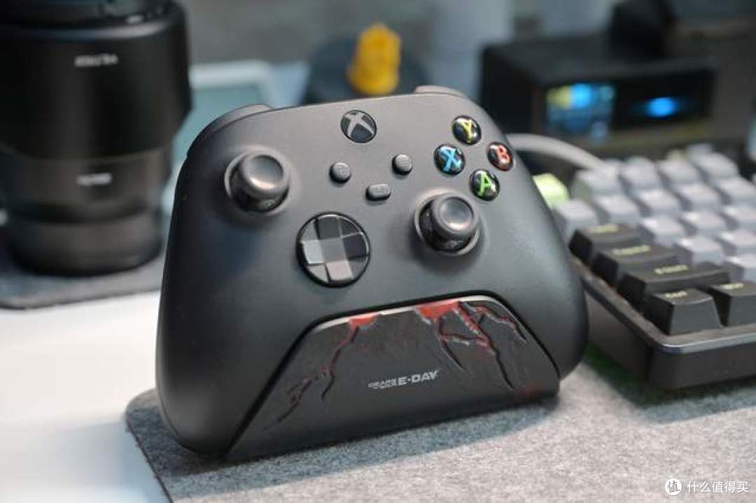 告别频繁换电池 八位堂凝焰XBOX充电底座 战争机器联名款实测
