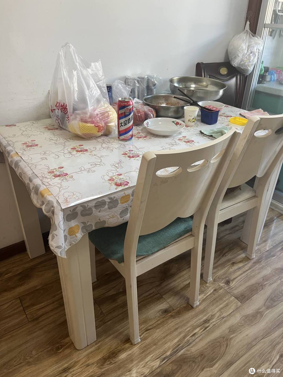 大餐桌一年坐不满3回,媳妇说扔了可惜,两三个平方全堆快递了
