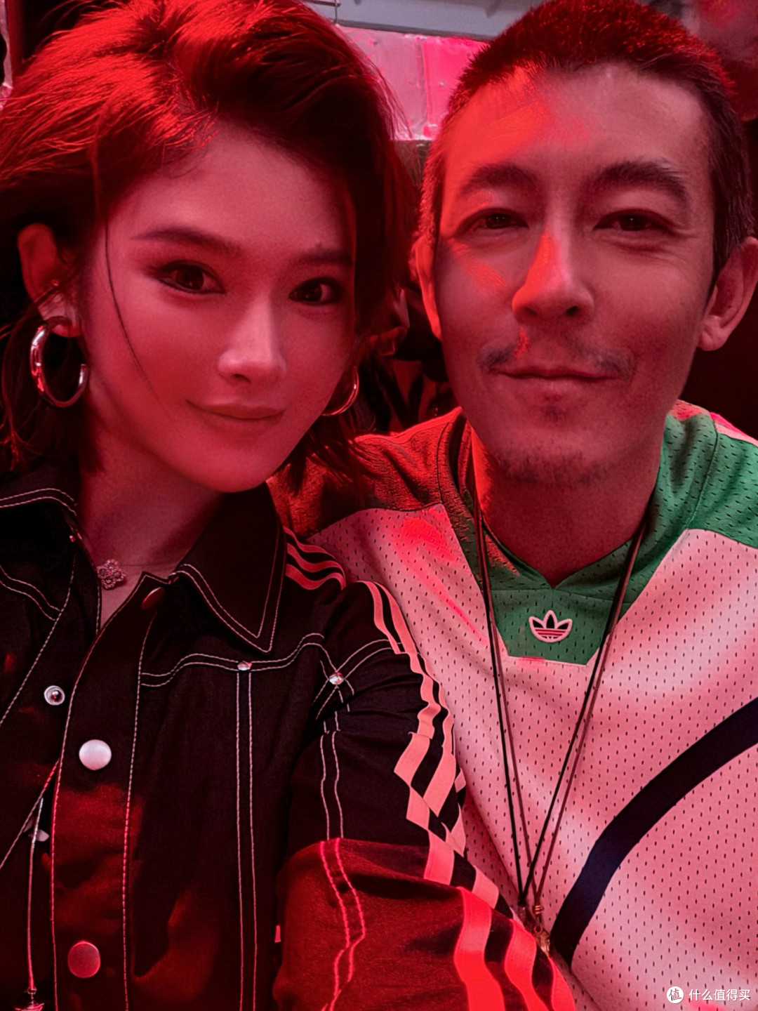 吴艳妮艳压阿迪秀场,与冠希笑谈,运动员如何做到风吹日晒皮肤好