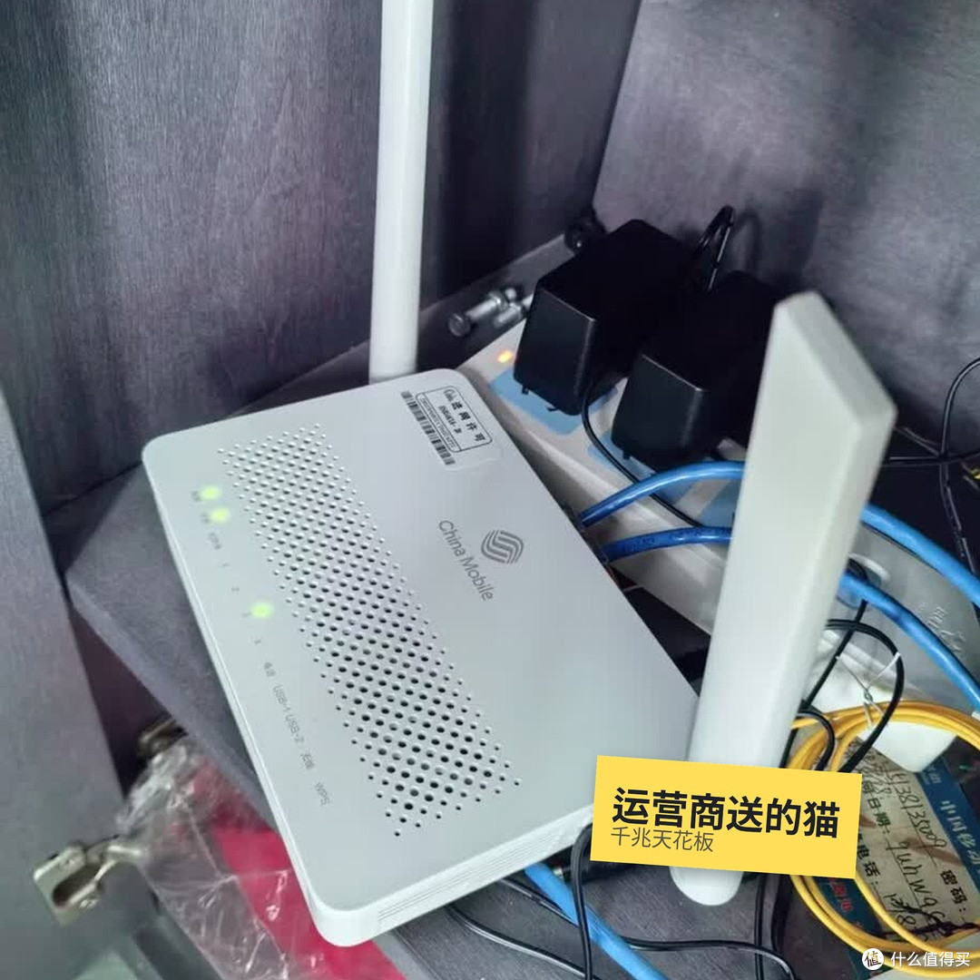 华为光猫买家实拍：白色机身，插着光纤和蓝色网线