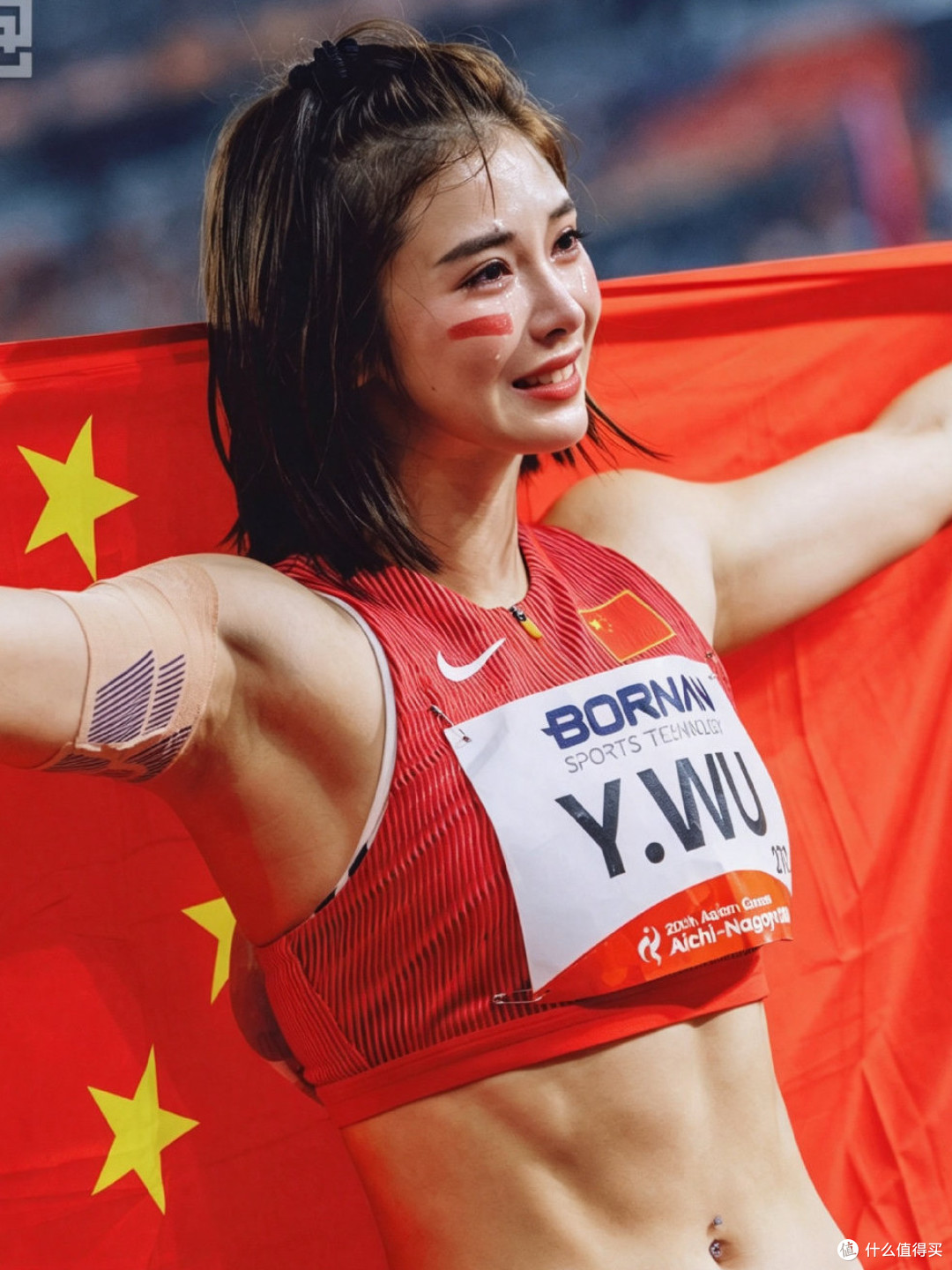 吴艳妮艳压阿迪秀场,与冠希笑谈,运动员如何做到风吹日晒皮肤好