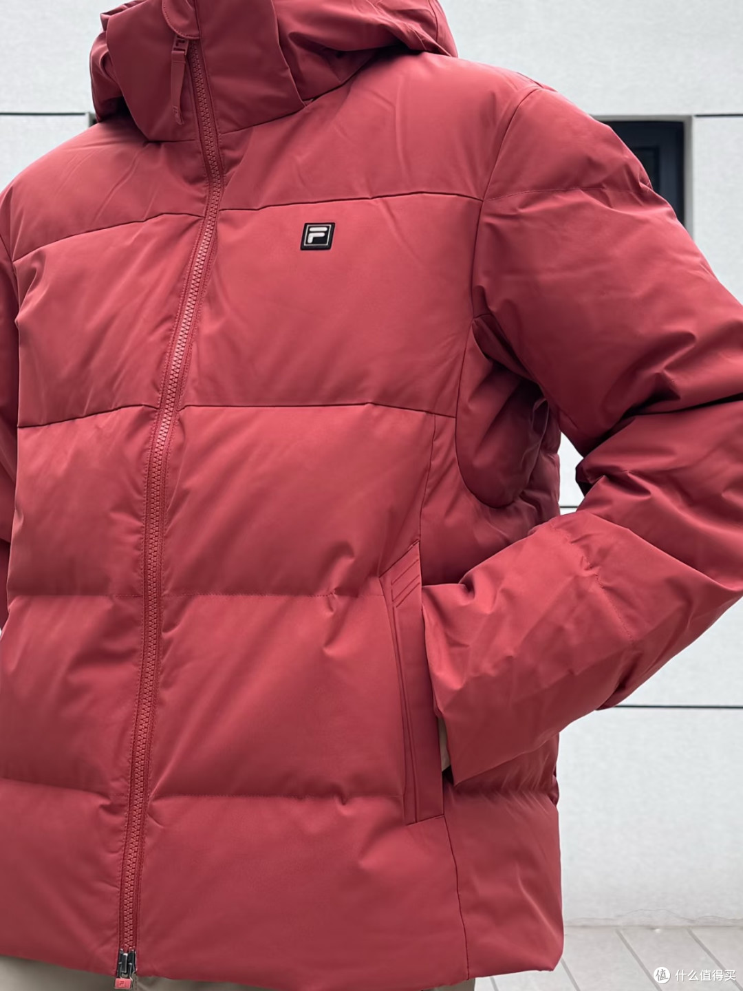 FILA暖肤鹅绒羽绒服|罗曷尼红太显质感