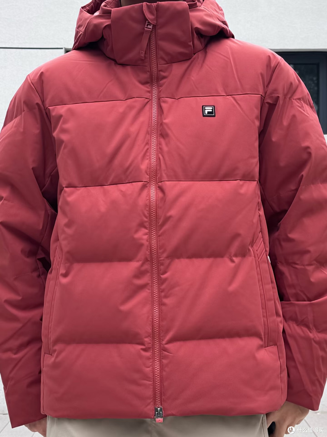 FILA暖肤鹅绒羽绒服|罗曷尼红太显质感