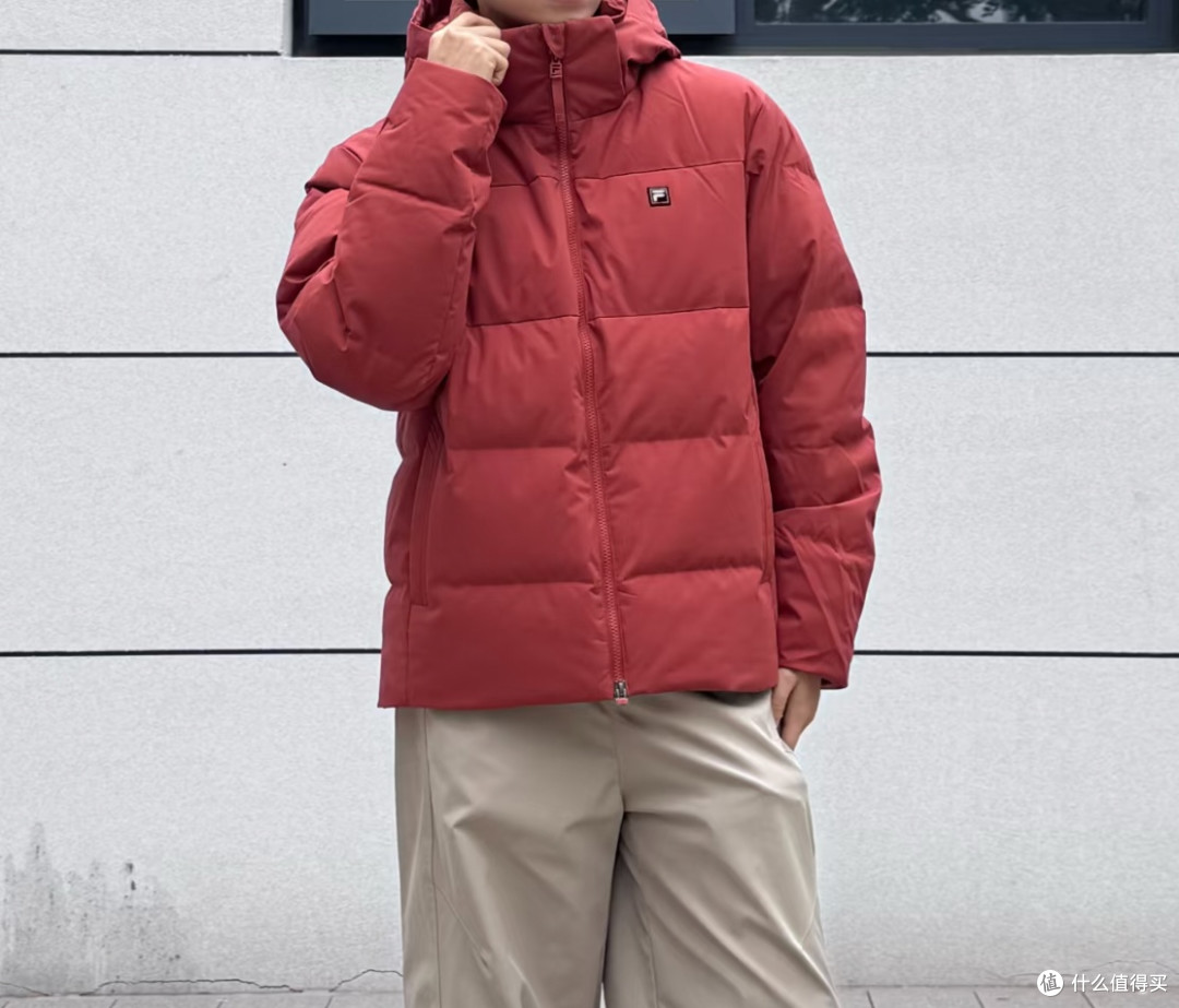 FILA暖肤鹅绒羽绒服|罗曷尼红太显质感