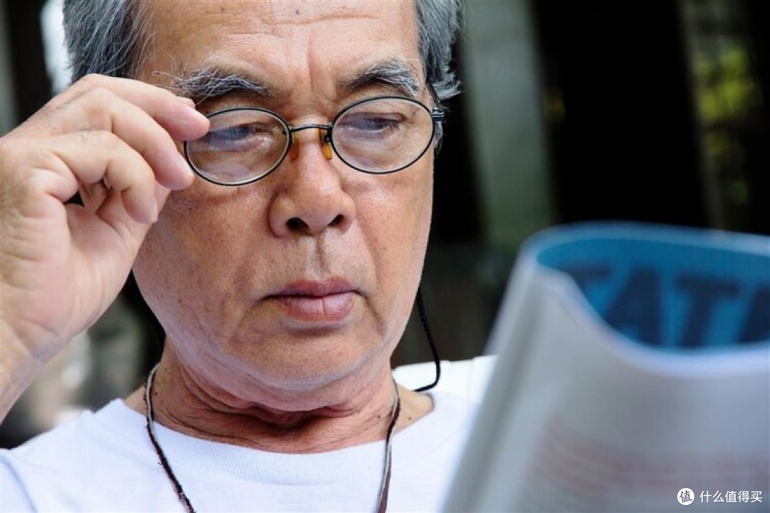 手机越拿越远,是老花眼来了?别急着换眼镜