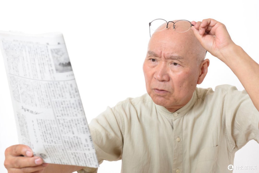手机越拿越远,是老花眼来了?别急着换眼镜