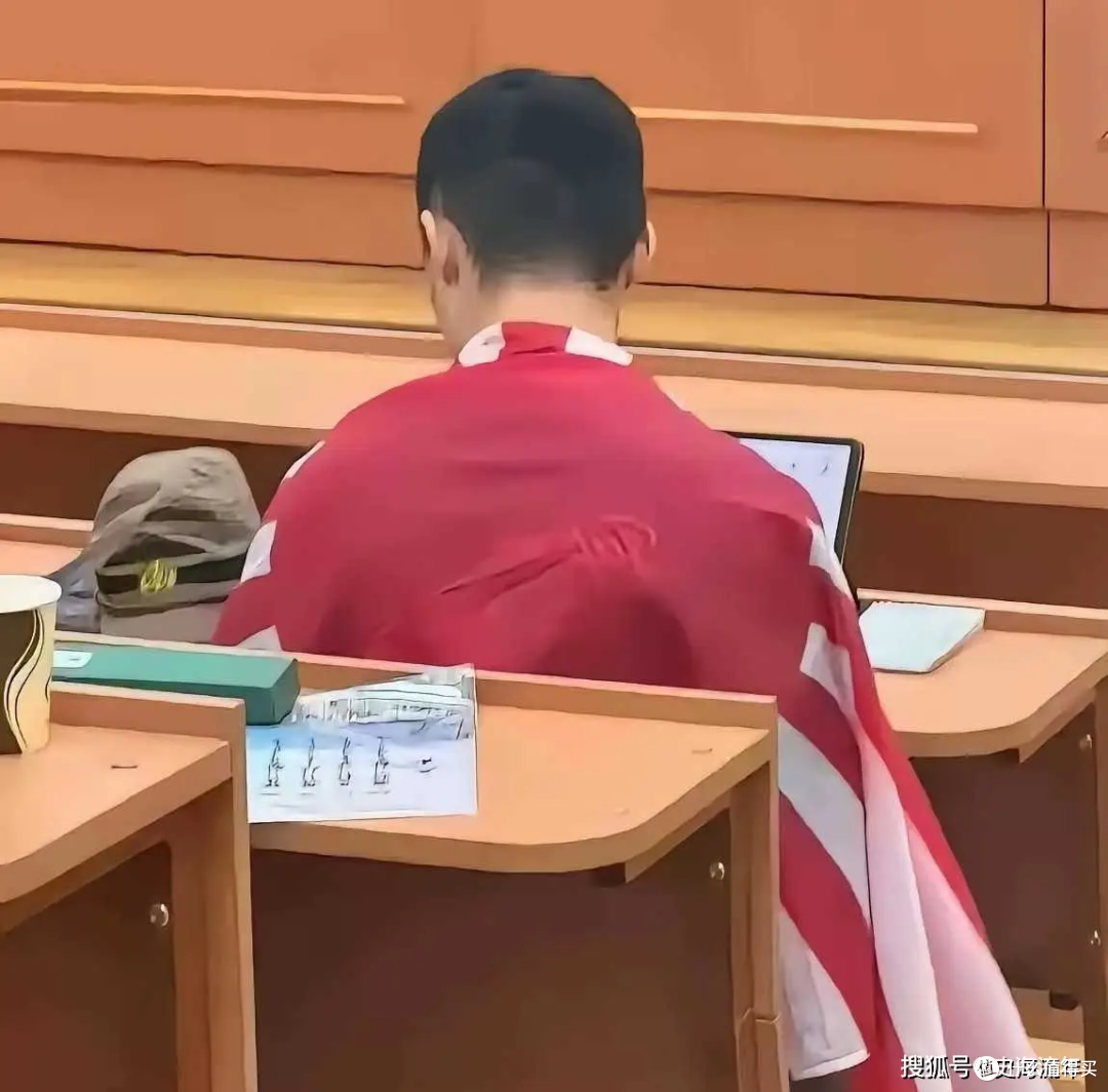 南京留学生在莫大课堂披旭日旗，低头鞠躬道歉视频引热议