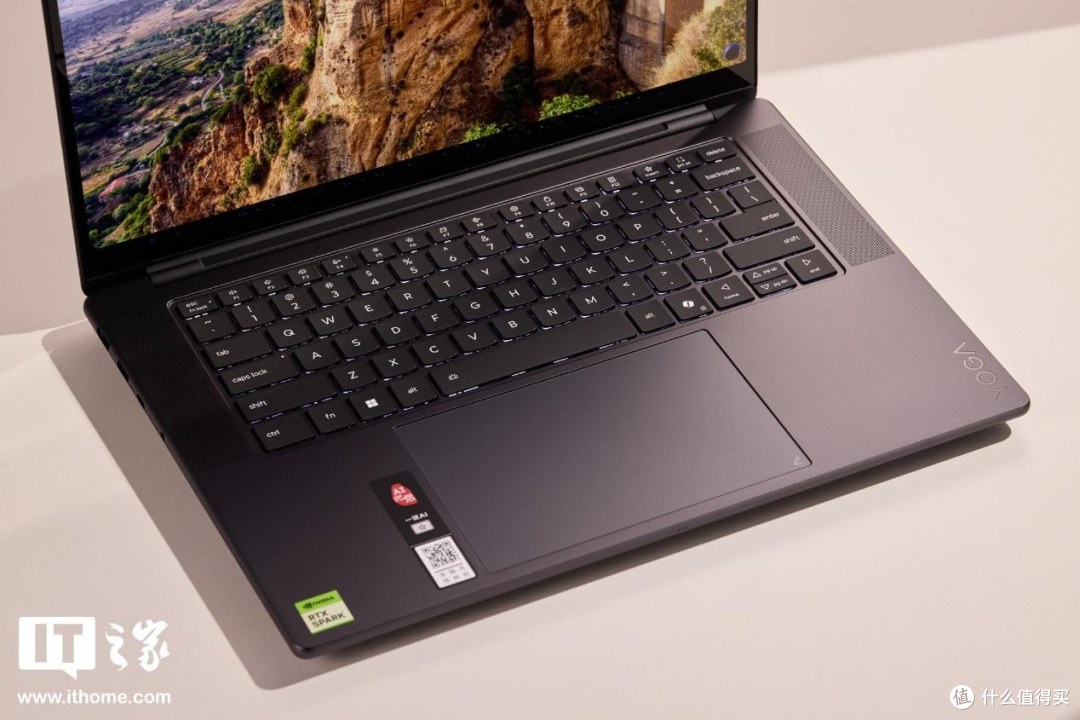 YOGA Pro 15 的「韵律键盘」：0.3mm 微弧键帽、1.5mm 长键程与 7 英寸全域压感触控板