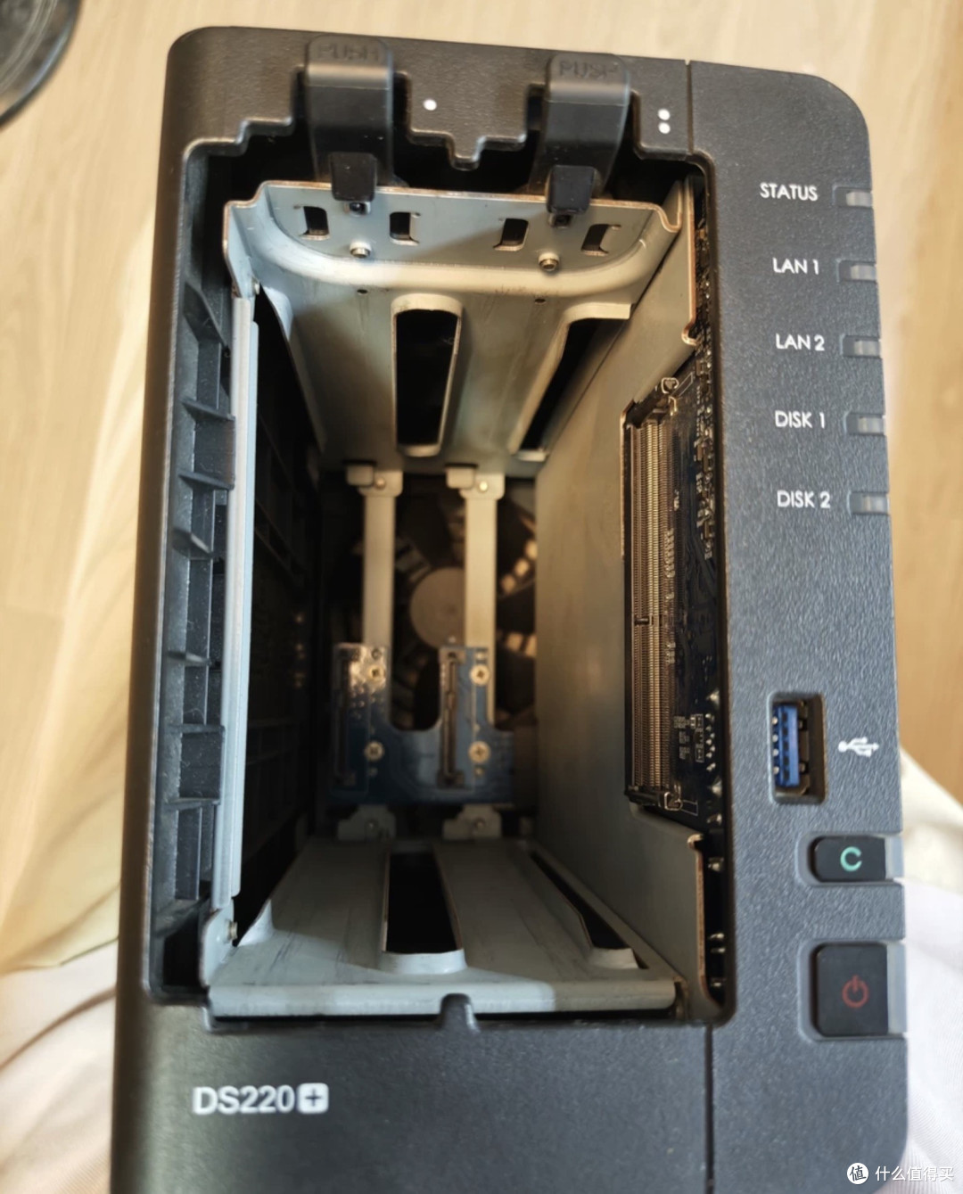 闲鱼大量涌入群晖DS220+，双盘位加双千兆，盘活旧硬盘值不值？