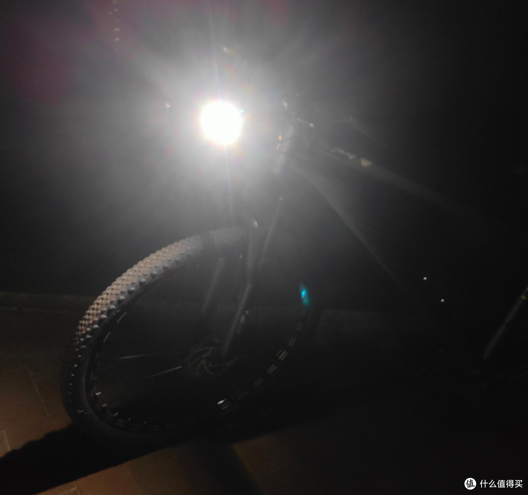 夜骑党终于可以告别“瞎骑”了!迈极炫RC1000前灯实测体验!