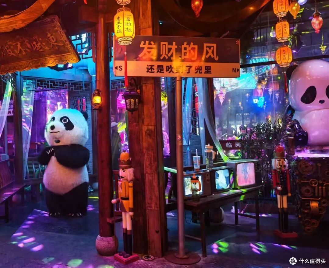 全国古镇的酒吧,淡季都应该改为老年KTV